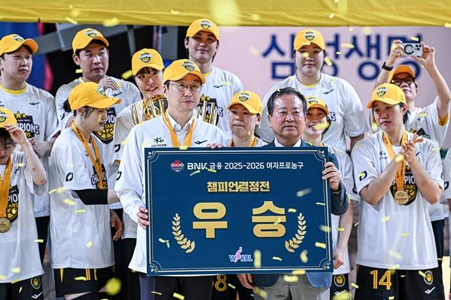 김완수(왼쪽) KB스타즈 감독이 우승 후 포즈를 취하고 있다. /사진=WKBL 제공
