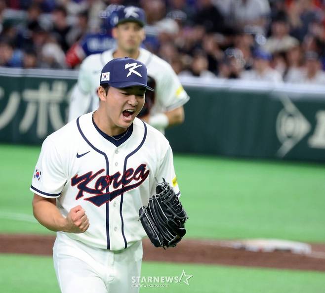 한국 우완투수 고우석이 지난달 8일 도쿄돔에서 열린 2026 WBC 도쿄POOL 대한민국과 대만 경기 8회초 무실점 피칭을 펼친후 환호하고 있다. /사진=강영조 선임기자