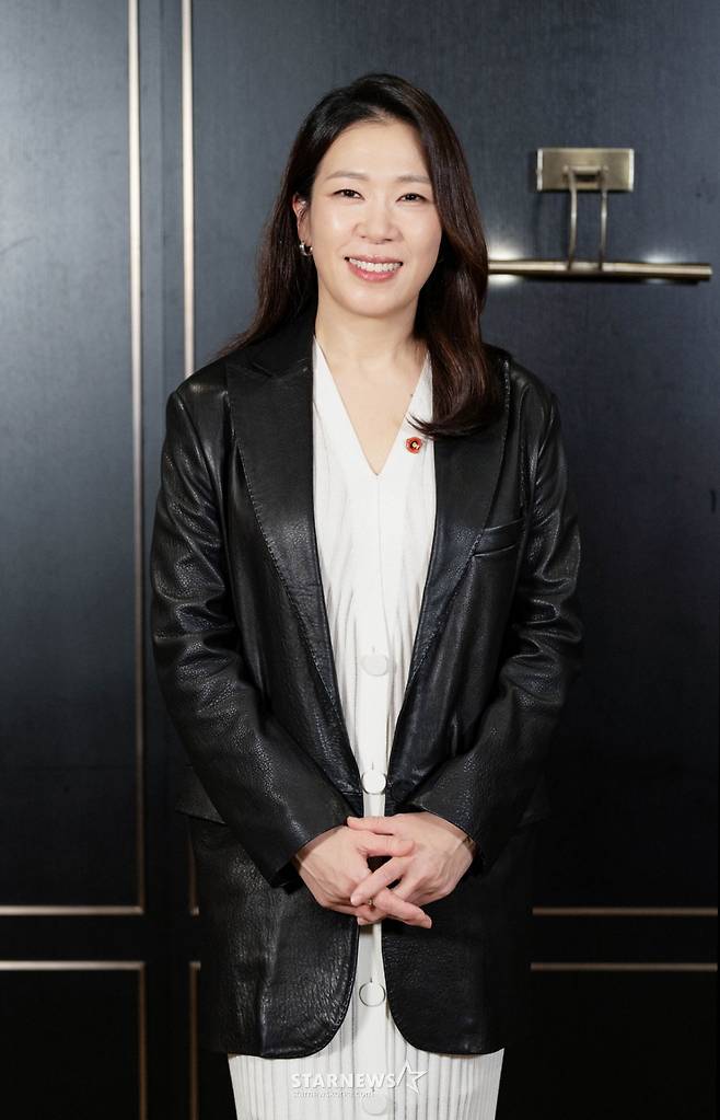 영화 '내 이름은'의 주연배우 염혜란이 14일 진행된 인터뷰를 위해 포즈를 취하고 있다. /사진제공=렛츠필름, 아우리 픽쳐스 2026.04.14 /사진=이동훈 photoguy@