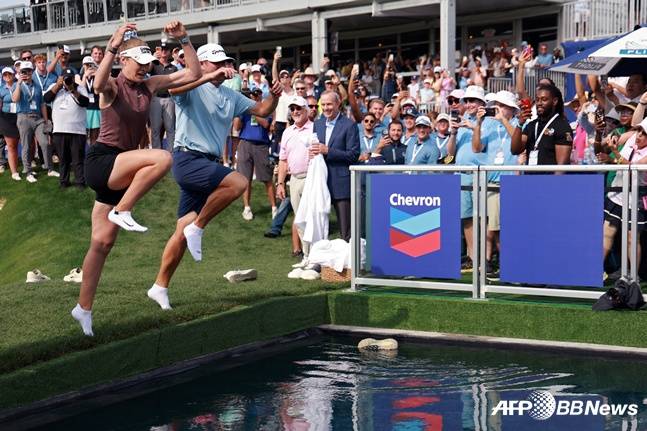 넬리 코다(왼쪽)가 27일 미국여자프로골프(LPGA) 투어 시즌 첫 메이저대회 셰브론 챔피언십(총상금 900만 달러)에서 우승을 차지하고 연못에 몸을 던지고 있다. /AFPBBNews=뉴스1