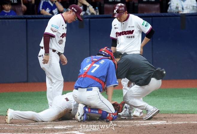 키움 히어로즈 박수종(가운데)이 27일 2026 신한 SOL KBO리그 삼성 라이온즈와 홈경기 8회말에 미야지 유라의 공에 귀 부분을 맞고 쓰러져 통증을 호소하고 있다. /사진=김진경 대기자