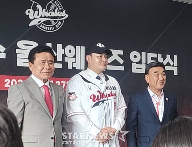 김철욱 울산체육회장(왼쪽부터)과 최지만, 김두겸 울산시장. /사진=박수진 기자