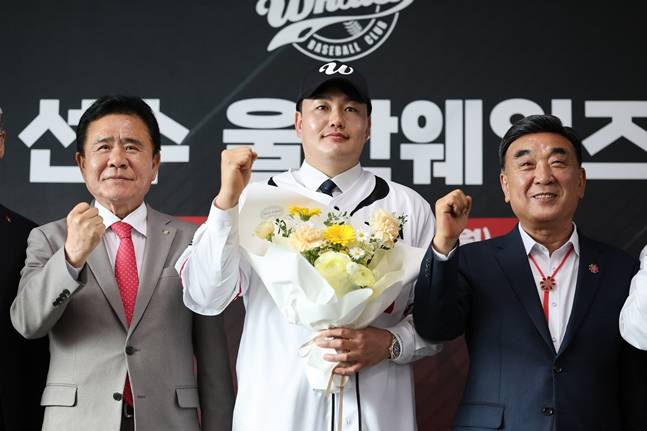 왼쪽부터 김철욱 울산체육회장, 최지만, 김두겸 시장. /사진=울산 웨일즈