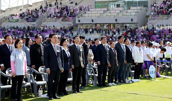 경기도장애인체육대회, 광주서 개막 팡파르…대회 첫 날 다관왕 20명 나와...사진은 개막식 주요인사들 참석 모습.(사진제공=경기도장애인체육회)