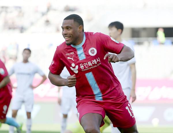 '창단 첫 승' 용인FC, 김해FC 4-1로 대파…가브리엘 선제골·석현준 멀티골 맹활약...사진은 용인FC 가브리엘 선제골 환호 모습.(사진출처=용인FC SNS 캡쳐)