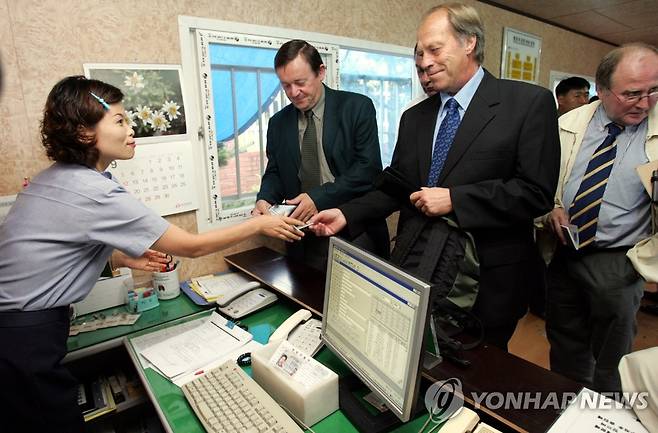 2004년 우라늄 농축사태로 한국원자력연구소 방문한IAEA 핵 사찰단 [연합뉴스 사진]