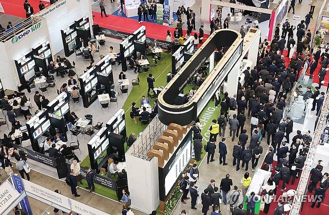 원전 산업 수출상담회 2026년 4월 22일 부산 해운대구 벡스코 제1전시장에서 개막한 '2026 부산국제원자력산업전'에서 수출 상담이 진행되고 있다. 24일까지 열린 이번 행사에는 19개국의 전력, 원자력 관련 기업 130곳이 참가해 소형모듈원자로(SMR) 등 세계 원전 시장의 최신 기술을 소개했다. 한국원자력연차대회와 제25차 태평양연안국 원자력회의도 동시에 개최됐다.
[강선배 기자 촬영]