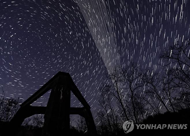 밤하늘 수놓은 스타링크 위성들의 빛나는 궤적 (셜고터리안 EPA=연합뉴스) 헝가리 동북부 셜고터리안의 버려진 발전소 부지에서 20일(현지시간) 긴 노출로 여러 장의 사진을 촬영한 뒤 컴퓨터로 처리한 스타링크 위성들의 움직임이 밤하늘에 빛나는 궤적을 이루고 있다. 스타링크 사업을 운영하는 미국의 민간 우주 탐사업체 스페이스X는 현재까지 수많은 위성을 쏘아 올렸다. jsmoon@yna.co.kr
