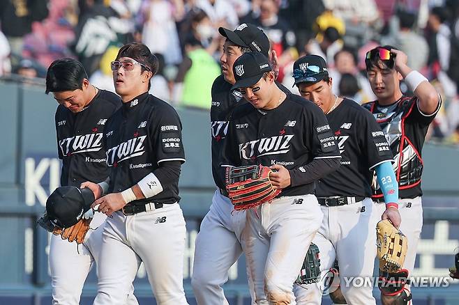 승리 자축하는 kt 선수들 (서울=연합뉴스) 서대연 기자 = 29일 서울 송파구 잠실야구장에서 열린 프로야구 2026 KBO리그 kt wiz와 LG 트윈스의 경기.
    6-5로 승리를 거두며 개막 2연전에서 모두 승리한 kt 허경민, 김현수 등 선수들이 자축하고 있다. 2026.3.29 dwise@yna.co.kr