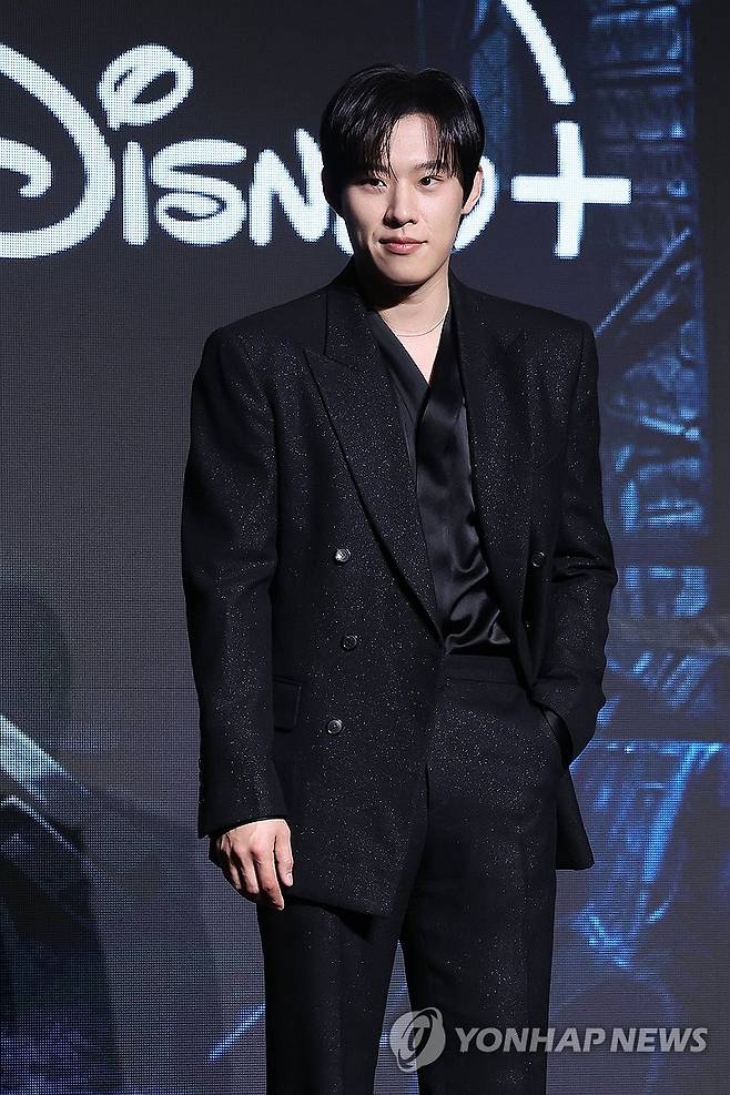 포즈 취하는 김성철 (서울=연합뉴스) 강민지 기자 = 배우 김성철이 27일 서울 영등포구 콘래드호텔에서 열린 디즈니+ 오리지널 시리즈 '골드랜드' 제작발표회에서 포즈를 취하고 있다. 2026.4.27 mjkang@yna.co.kr