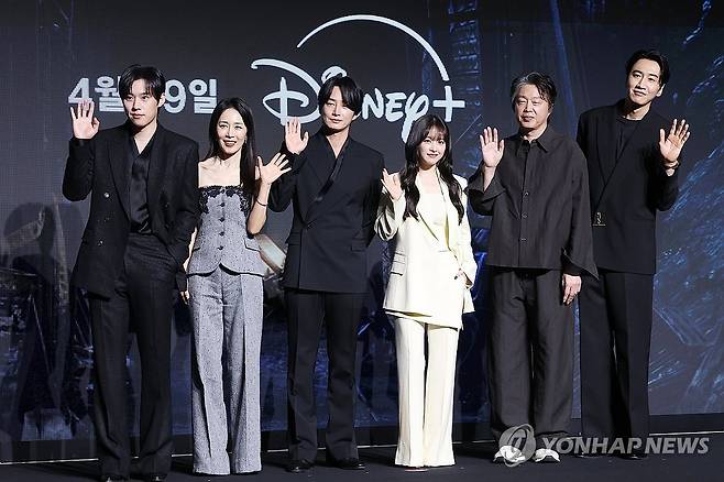 포즈 취하는 '골드랜드' 배우들 (서울=연합뉴스) 강민지 기자 = 27일 서울 영등포구 콘래드호텔에서 열린 디즈니+ 오리지널 시리즈 '골드랜드' 제작발표회에서 배우들이 포즈를 취하고 있다. 왼쪽부터 김성철, 문정희, 이현욱, 박보영, 김희원, 이광수. 2026.4.27 mjkang@yna.co.kr