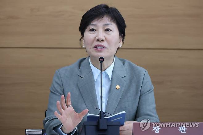 기자간담회 하는 송미령 농식품부 장관 (세종=연합뉴스) 김주성 기자 = 송미령 농림축산식품부 장관이 27일 세종시 정부세종청사에서 열린 출입기자 간담회에서 중동사태 대응 등 현안과 관련해 발언하고 있다. 2026.4.27 utzza@yna.co.kr