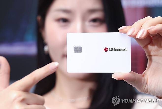 LG이노텍, '차세대 스마트 IC 기판' 선보여 (서울=연합뉴스) LG이노텍이 성능은 높이면서도 탄소배출을 기존 대비 절반으로 줄인 '차세대 스마트 IC 기판' 개발에 성공했다고 10일 밝혔다. 
    LG이노텍 직원이 '차세대 스마트 IC 기판'을 소개하고 있다. 2025.12.10 [LG이노텍 제공. 재판매 및 DB 금지] photo@yna.co.kr
