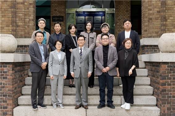 이범헌 한국문화예술위원회 위원장(아랫줄 가운데)과 제9기 위원들  [한국문화예술위원회 제공. 재판매 및 DB 금지]