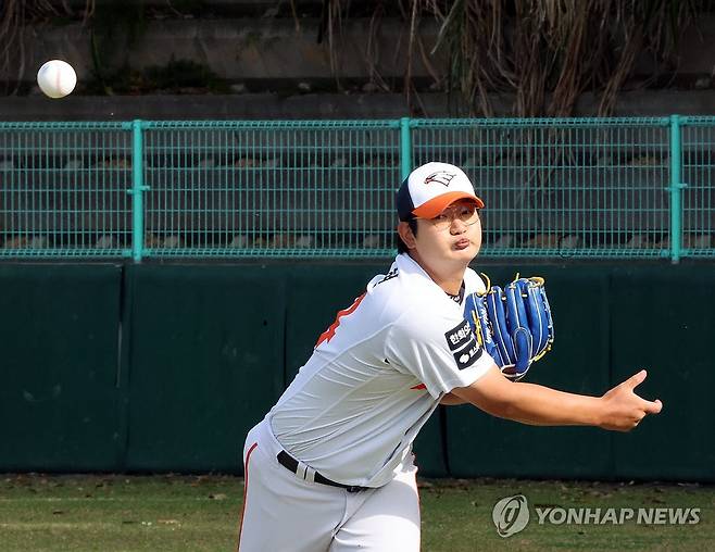 몸 푸는 김서현 [연합뉴스 자료사진]