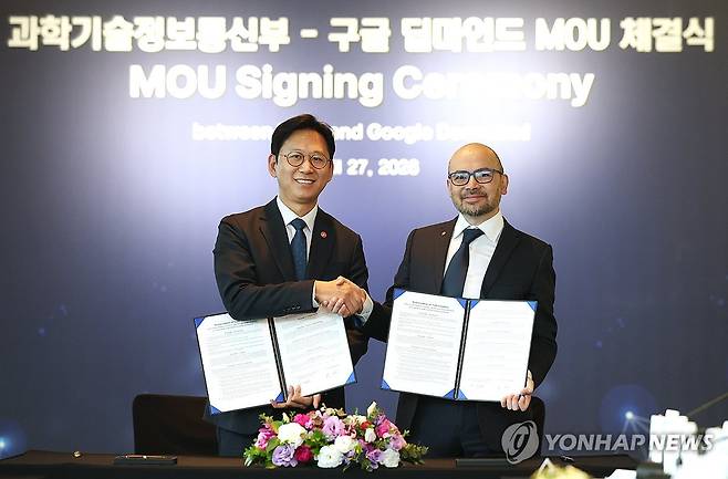 과기정통부-구글 딥마인드 MOU 체결식 (서울=연합뉴스) 이지은 기자 = 배경훈 부총리 겸 과학기술정보통신부 장관이 27일 서울 종로구 포시즌스호텔에서 데미스 허사비스 구글 딥마인드 최고경영자(CEO)와 MOU를 체결한 뒤 기념촬영하고 있다. 2026.4.27 jieunlee@yna.co.kr