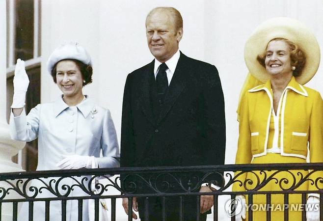 1976년 백악관 발코니에서 손 흔드는 엘리자베스 2세와 포드 대통령 부부 [AP 연합뉴스 자료사진. 재판매 및 DB 금지]