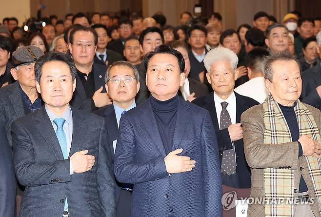 국기에 경례하는 이광재 전 강원지사 (춘천=연합뉴스) 이진욱 기자 = 15일 강원도 춘천시 스카이컨벤션웨딩에서 열린 더불어민주당 강원도당 신년 인사회에서 이광재 전 강원지사가 국기에 경례하고 있다. 2026.1.15 cityboy@yna.co.kr