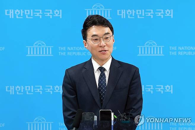 취재진 질문에 답하는 '안산갑 출마 선언' 김남국 대변인 (서울=연합뉴스) 신현우 기자 = 더불어민주당 김남국 대변인이 9일 국회 소통관에서 경기 안산갑 국회의원 보궐선거 출마를 선언한 뒤 취재진 질문에 답하고 있다. 2026.4.9 nowwego@yna.co.kr