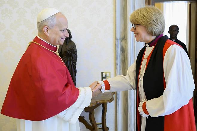 레오 14세 교황과 세라 멀랠리 영국 성공회 대주교 [AFP 연합뉴스. VATICAN MEDIA. 재판매 및 DB 금지]