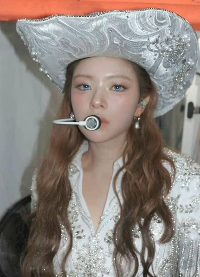그룹 트와이스 멤버 정연이 갸름한 얼굴 라인을 보이고 있다. / 사진=트와이스 정연 SNS