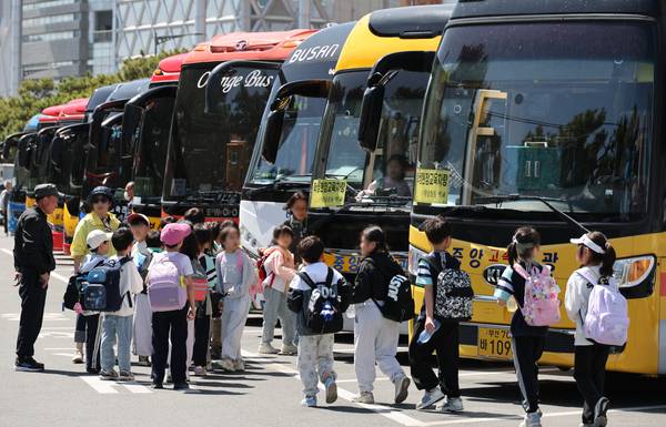 지난 16일 부산 해운대구 해운대해수욕장 공영주차장에 관광객들 이용 차량과 학생들의 현장학습 교육 차량이 줄지어 서있는 모습. 2026.4.16 /연합뉴스