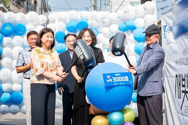 ▲&nbsp;수원시가 새빛하우스 누적 3000호 지원을 목표로 사업을 추진하는 것을 기념해 시민들이 퍼포먼스를 하고 있다. / 사진=수원특례시