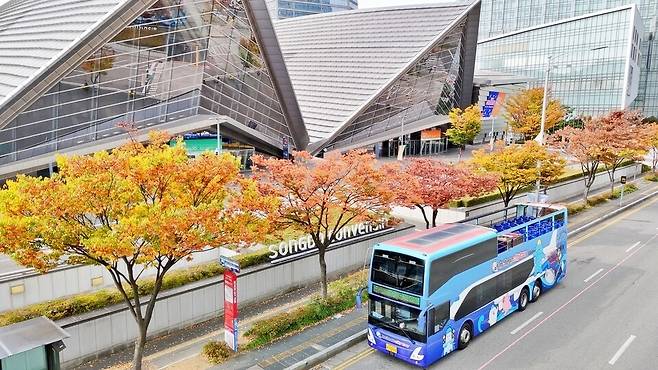 ▲ 인천 송도국제도시와 영종국제도시를 순환형으로 운행하는 인천시티투어 '바다' 노선 2층 버스가 송도컨벤시아에서 출발하고 있다. /사진제공=인천시