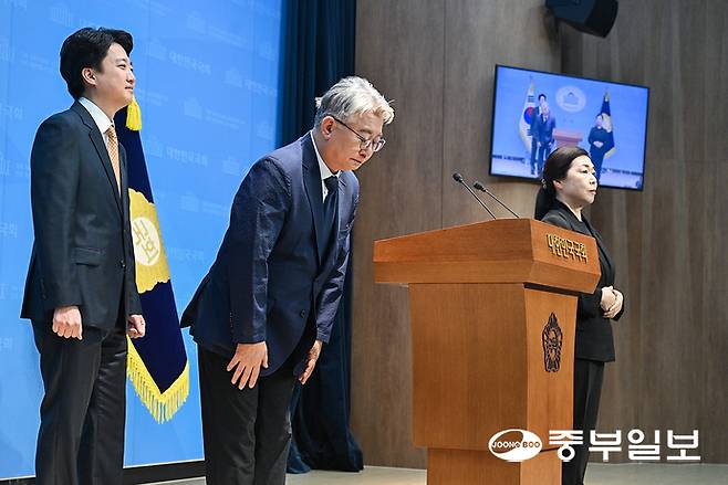조응천 개혁신당 경기도지사 후보가 28일 오전 서울 여의도 국회 소통관에서 기자회견을 열고 출마선언을 하기 전 고개숙여 인사하고 있다. 임채운기자