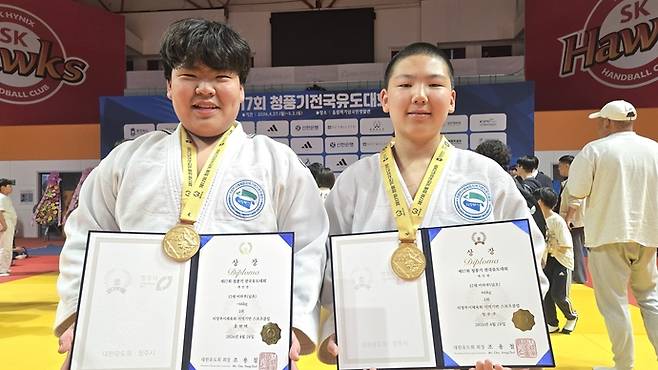 28일 청주 올림픽국민생활관에서 열린 제17회 청풍기 전국유도대회 남자 초등부서 나란히 우승한 의정부시체육회 지역기반스포츠클럽의 홍현택(사진 왼쪽)과 정우주가 기념사진을 찍고 있다. 사진=의정부시체육회 지역기반스포츠클럽