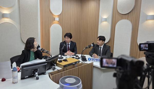 유제홍 국민의힘 부평갑 당협위원장(가운데), 정인갑 더불어민주당 인천시당 수석대변인(오른쪽), 박주언 앵커 2026.4.28. [경인방송 시사뉴스팀]