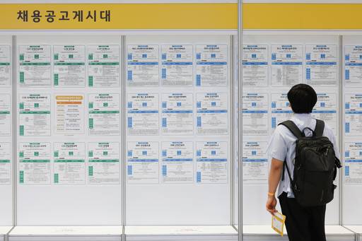 구직자들이 채용정보를 살펴보고 있다. / 연합뉴스