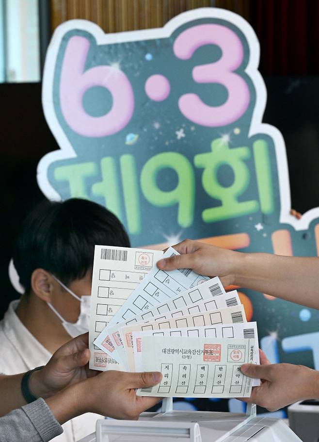 28일 대전 유성구 어은중학교에서 열린 제9회 전국동시지방선거 사전투표 제1차 모의시험에서 관계자들이 사전투표 장비 운용요령 숙지를 위한 실습을 하고 있다. 이성희 기자