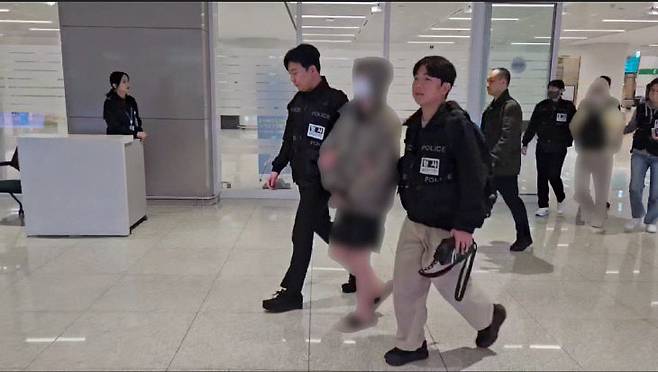 캄보디아 일대에서 보이스피싱, 로맨스스캠 등의 사기행각을 벌인 2개 조직의 조직원들이 국내로 송환되는 모습. /사진=충남경찰청 제공