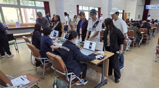 27일 오후 3시께 나주시 완곡면 나주시농업기술센터 1층 대강당에서 라오스 국적 계절근로자들이 언어소통도우미 와리따씨의 안내에 따라 지문 등록을 하고 있다.