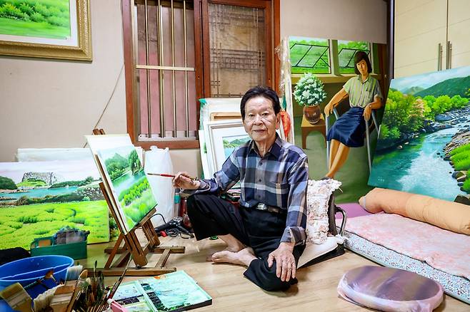 지금도 붓을 안 드는 날이 없다는 울산 1세대 화가 이창락 작가(85)는 10㎡ 남짓한 그의 안방을 작업실 삼아 그림을 그려가고 있다. 이수화 기자