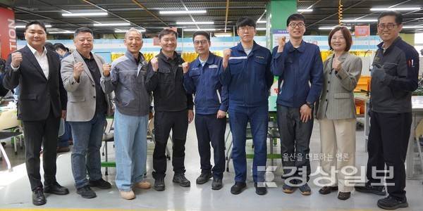 울산폴리텍대학은 에너지산업설비과 중장년특화과정을 통해 제79회 기능장 시험에서 9명의 합격자를 배출했다. 사진 왼쪽부터 정종민 산학협력처장, 김도경 교학처장, 황두형·김태봉 배관기능장, 정병천·이병대·우정욱 용접기능장, 정명숙 학장, 권순두 학과장.