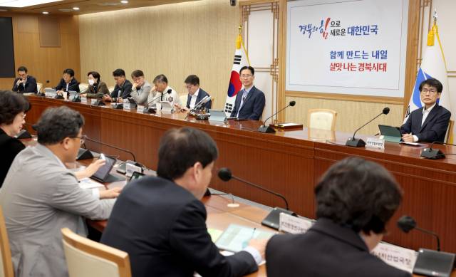 정부 부처 예산 신청 마감을 이틀 앞둔 28일 도청 원융실에서 황명석 경북도지사 권한대행 주재로