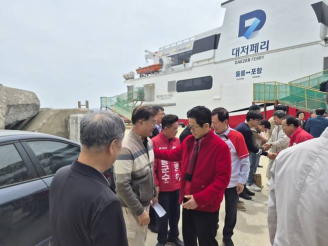 28일 오후 울릉 도동항에 도착한 이철우 경북도지사 예비후보가 여객선 ‘엘도라도호’에서 내려 환영 인파와 인사를 나누고 있다. /황진영 기자