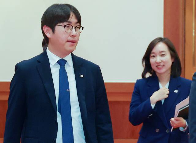 하정우(왼쪽) AI미래기획수석과 전은수 대변인이 27일 이재명 대통령과 데미스 허사비스 구글 딥마인드 최고경영자(CEO)의 면담이 열리는 청와대 접견실에 들어서고 있다. 연합뉴스