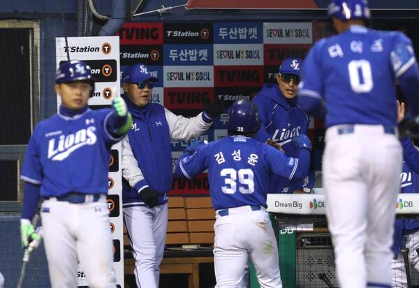 김성윤을 맞는 박진만 감독(사진=삼성)