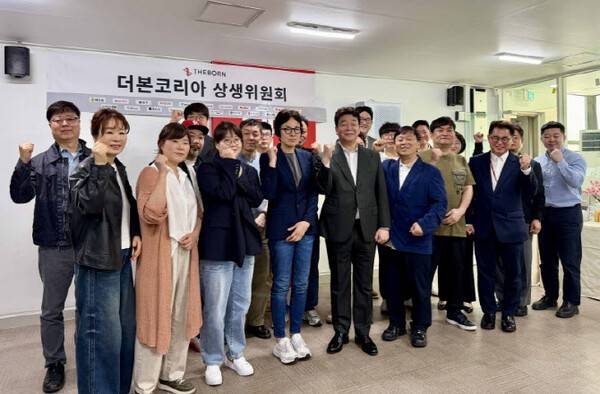 백종원 더본코리아 대표(왼쪽 앞줄 5번째)가 지난 27일 열린 제6차 상생위원회 정례회의에서 빽다방 브랜드 리뉴얼 추진을 결의한 뒤 참석자들과 기념촬영을 하고 있다.[출처=더본코리아]