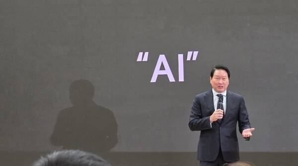 최태원 SK그룹 회장이 28일 오전 국회 의원회관에서 열린 '한·중 의원연맹 2026 제1회 정책세미나'에서 '미·중 AI 기술 패권 경쟁 속 대한민국 성장전략'을 주제로 특별강연 하는 모습. [출처=EBN]