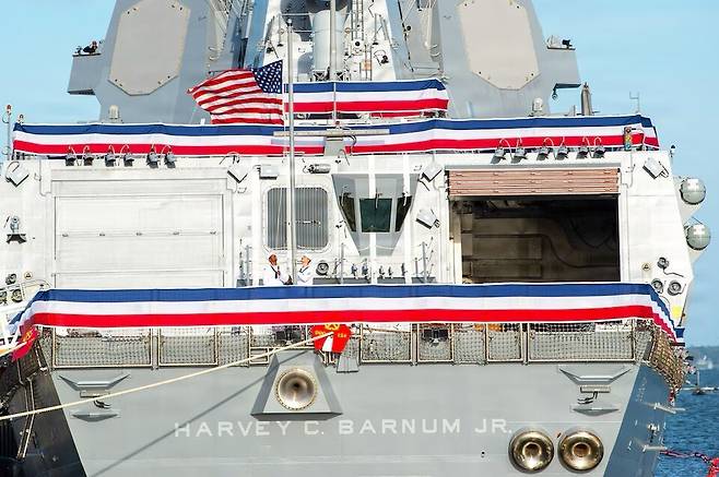 미 해군 알레이버크급 이지스 구축함 '하비 C. 바넘 주니어함(USS Harvey C. Barnum Jr.)' 승조원들이 2026년 4월 9일(현지시간) 버지니아주 노퍽 해군기지에서 취역식 리허설 중 국기 교대(shift colors)를 실시하고 있다. [출처=미국 전쟁부(국방부)]