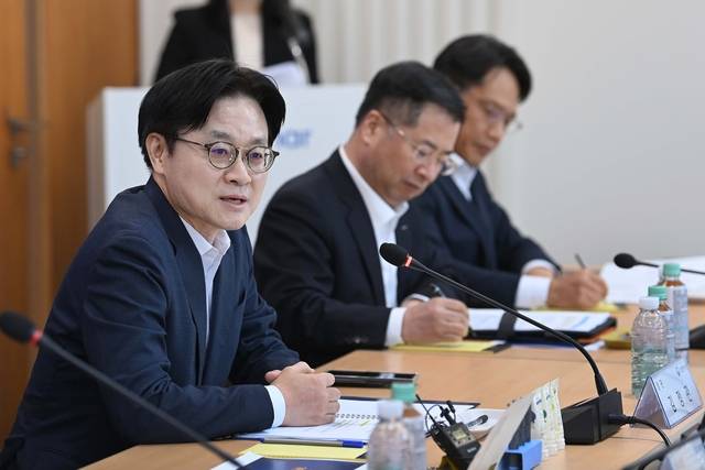 김정관 산업통상부 장관이 27일 세종 전의면 화장품 제조기업 한국콜마에서 유턴기업 간담회를 주재하고 있다. /사진:산업부