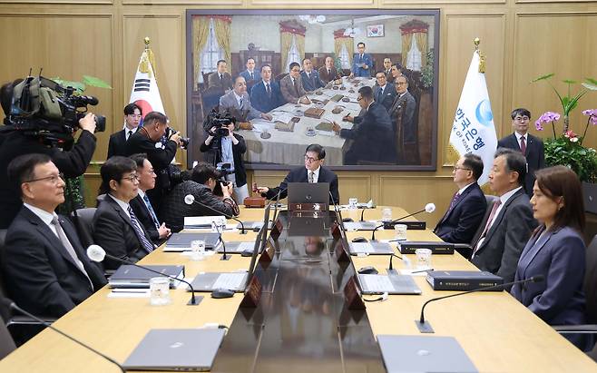 이창용 한국은행 총재가 10일 서울 중구 한국은행 본관에서 열린 금융통화위원회 본회의에서 의사봉을 두드리고 있다. 사진공동취재단