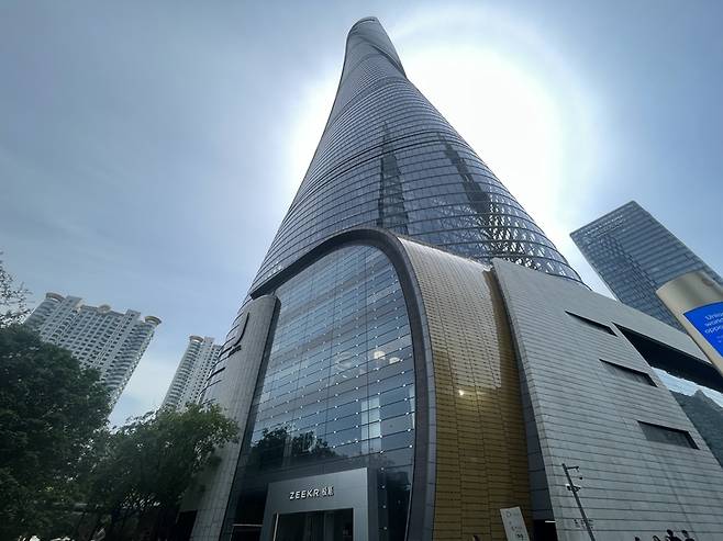 ▲중국 상하이 타워 1층에 위치한 지커 스토어. 사진=박지성 기자