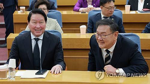 대화하는 김태년 의원과 최태원 회장(서울=연합뉴스) 신현우 기자 = 한중의원연맹 회장인 더불어민주당 김태년 의원과 대한상공회의소 회장인 최태원 SK그룹 회장이 28일 국회의원회관에서 한중의원연맹이 연 '미·중 AI 기술 패권 경쟁 속 대한민국 성장전략' 정책세미나에 참석해 대화하고 있다. 2026.4.28 nowwego@yna.co.kr