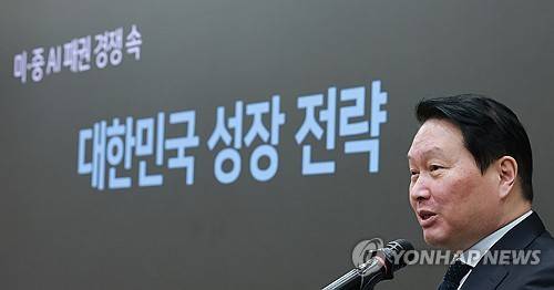 국회에서 AI 관련 강연하는 최태원 대한상의 회장(서울=연합뉴스) 신현우 기자 = 대한상공회의소 회장인 최태원 SK그룹 회장이 28일 국회의원회관에서 한중의원연맹이 연 '미·중 AI 기술 패권 경쟁 속 대한민국 성장전략' 정책세미나에 참석해 강연하고 있다. 2026.4.28 nowwego@yna.co.kr