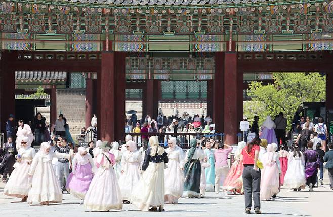 1분기 방한 외국인 관광객이 같은 분기 기준 역대 최대를 기록한 16일 서울 경복궁을 찾은 관광객들이 기념 촬영을 하며 추억을 남기고 있다. (사진=연합뉴스)